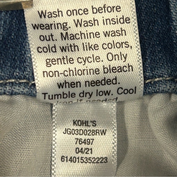 SO Juniors Mom Jean High Rise Size 9 (30x26) Taper Distressed Stretch Med Blue - Picture 14 of 14